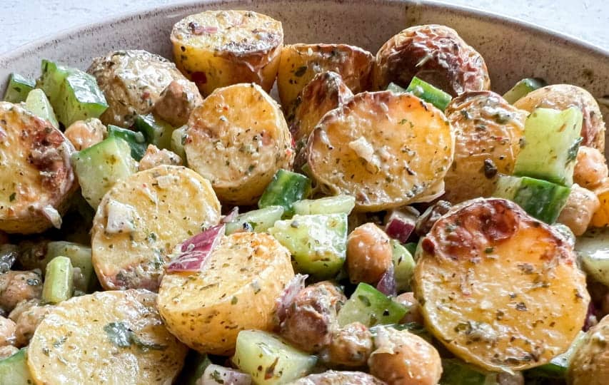 knuspriger Pesto Kartoffelsalat mit Gurke und Zwiebel