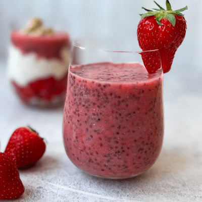 Erdbeer Chia Pudding - einfach und schnell zubereitet. Ein tolles ballaststoffreiches, gesundes Frühstück