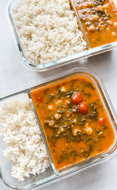 Tomaten Curry mit spinat und kichererbsen