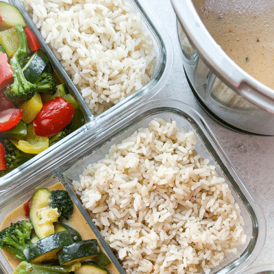 veganes Thai Curry red rotes veganes Thai Curry mit Paprika, Brokkoli und Zucchini
